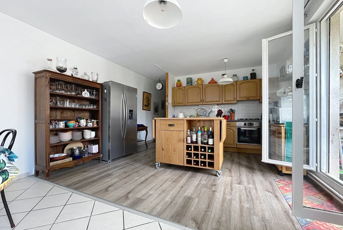 Appartement T4 avec terrasse et garage double à Saint-Étienne près de la Place Bellevue 