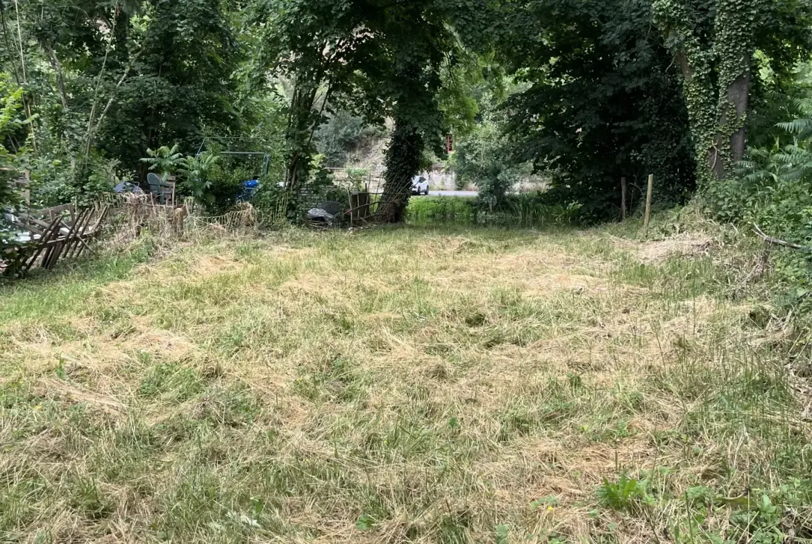 Charmant terrain de pêche de 235 m² en bordure de la rivière le Thouet à Saint-Jacques-de-Thouars 