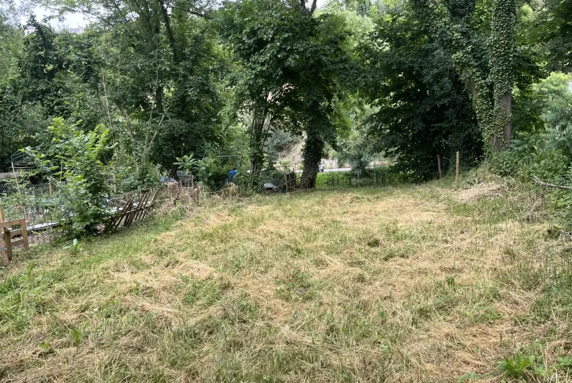 Charmant terrain de pêche de 235 m² en bordure de la rivière le Thouet à Saint-Jacques-de-Thouars 