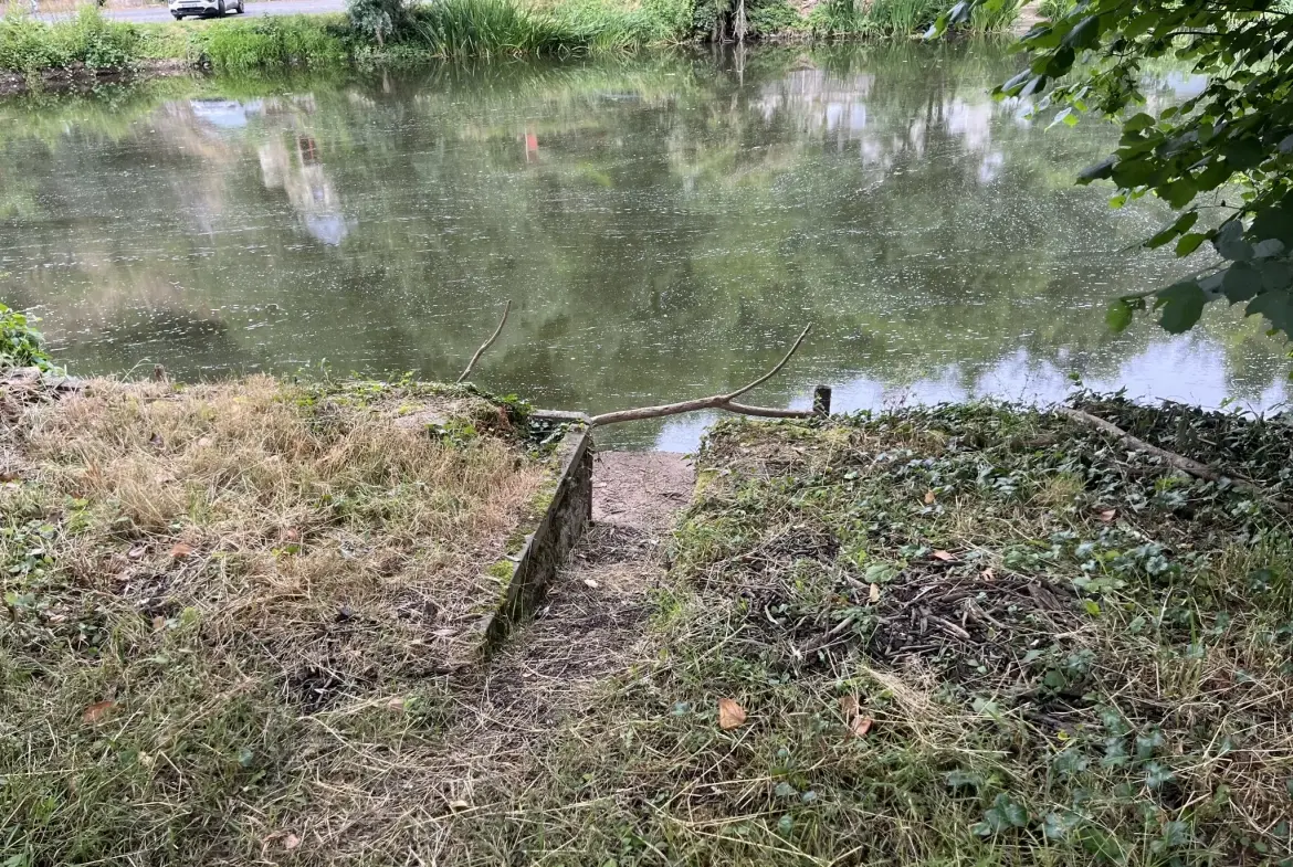 Charmant terrain de pêche de 235 m² en bordure de la rivière le Thouet à Saint-Jacques-de-Thouars 