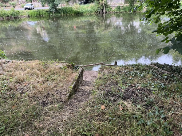 Charmant terrain de pêche de 235 m² en bordure de la rivière le Thouet à Saint-Jacques-de-Thouars