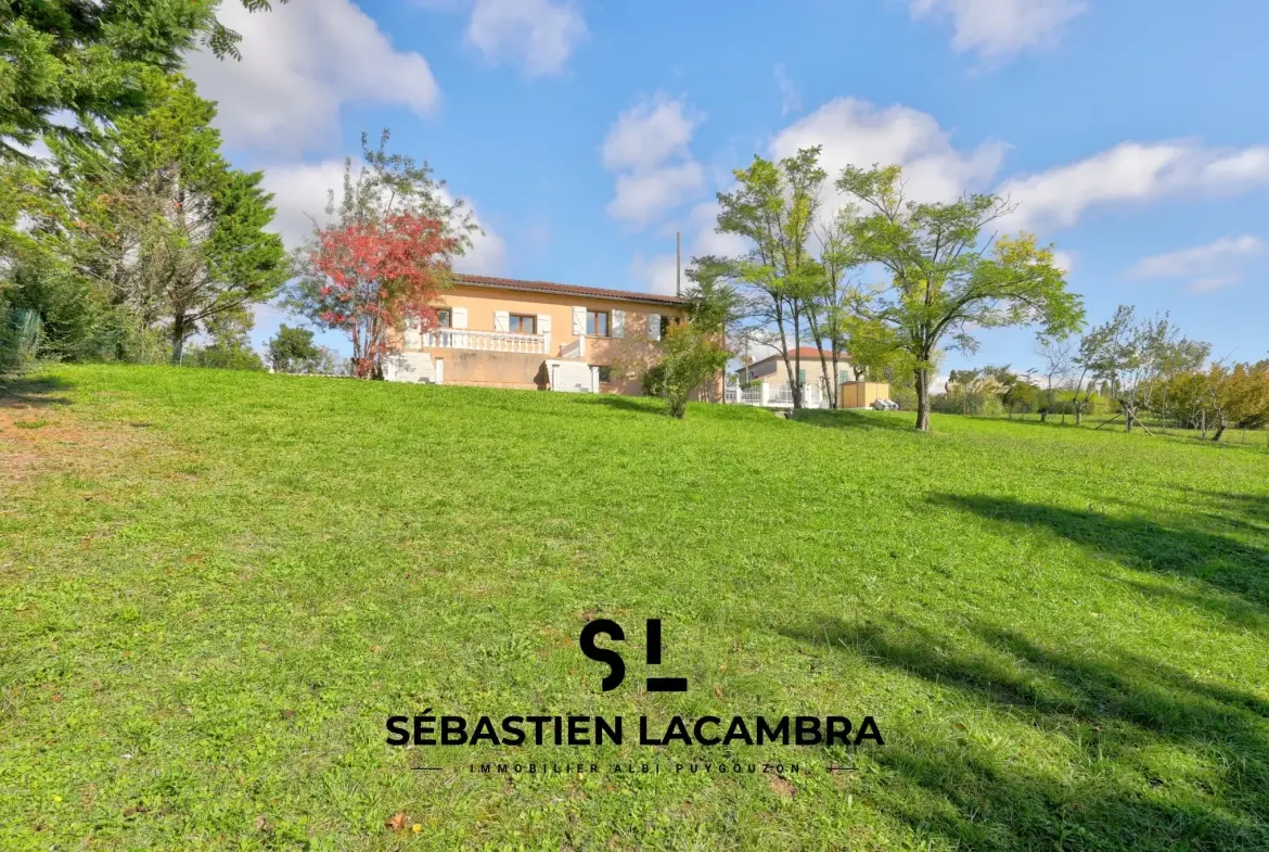 Maison familiale avec vue panoramique et terrain arboré à Senouillac 