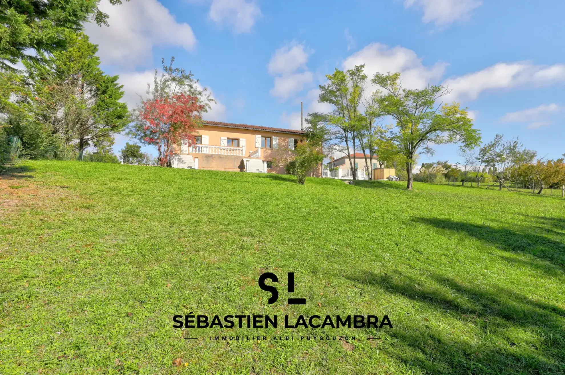 Maison familiale avec vue panoramique et terrain arboré à Senouillac 