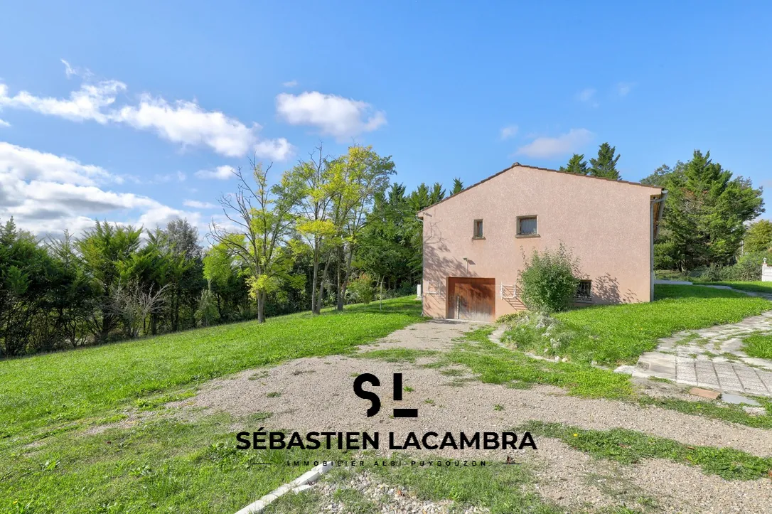 Maison familiale avec vue panoramique et terrain arboré à Senouillac 