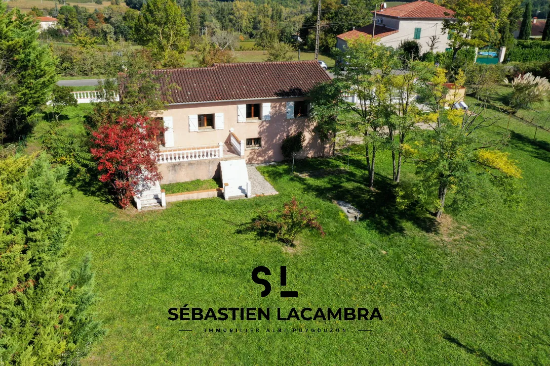 Maison familiale avec vue panoramique et terrain arboré à Senouillac 