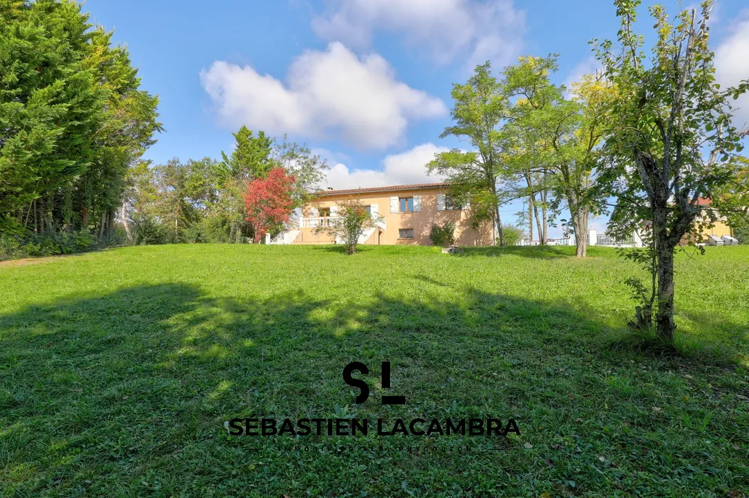 Maison familiale avec vue panoramique et terrain arboré à Senouillac 