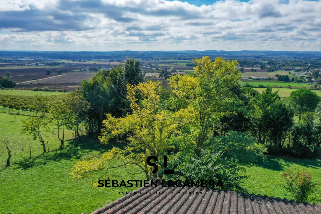 Maison familiale avec vue panoramique et terrain arboré à Senouillac 