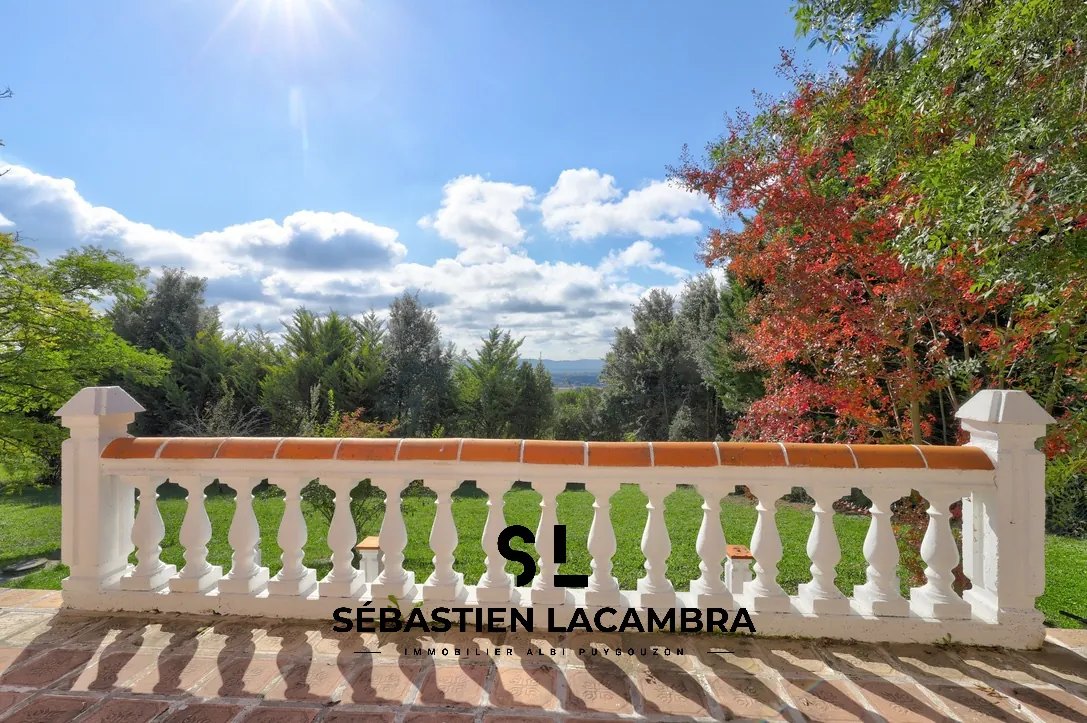 Maison familiale avec vue panoramique et terrain arboré à Senouillac 