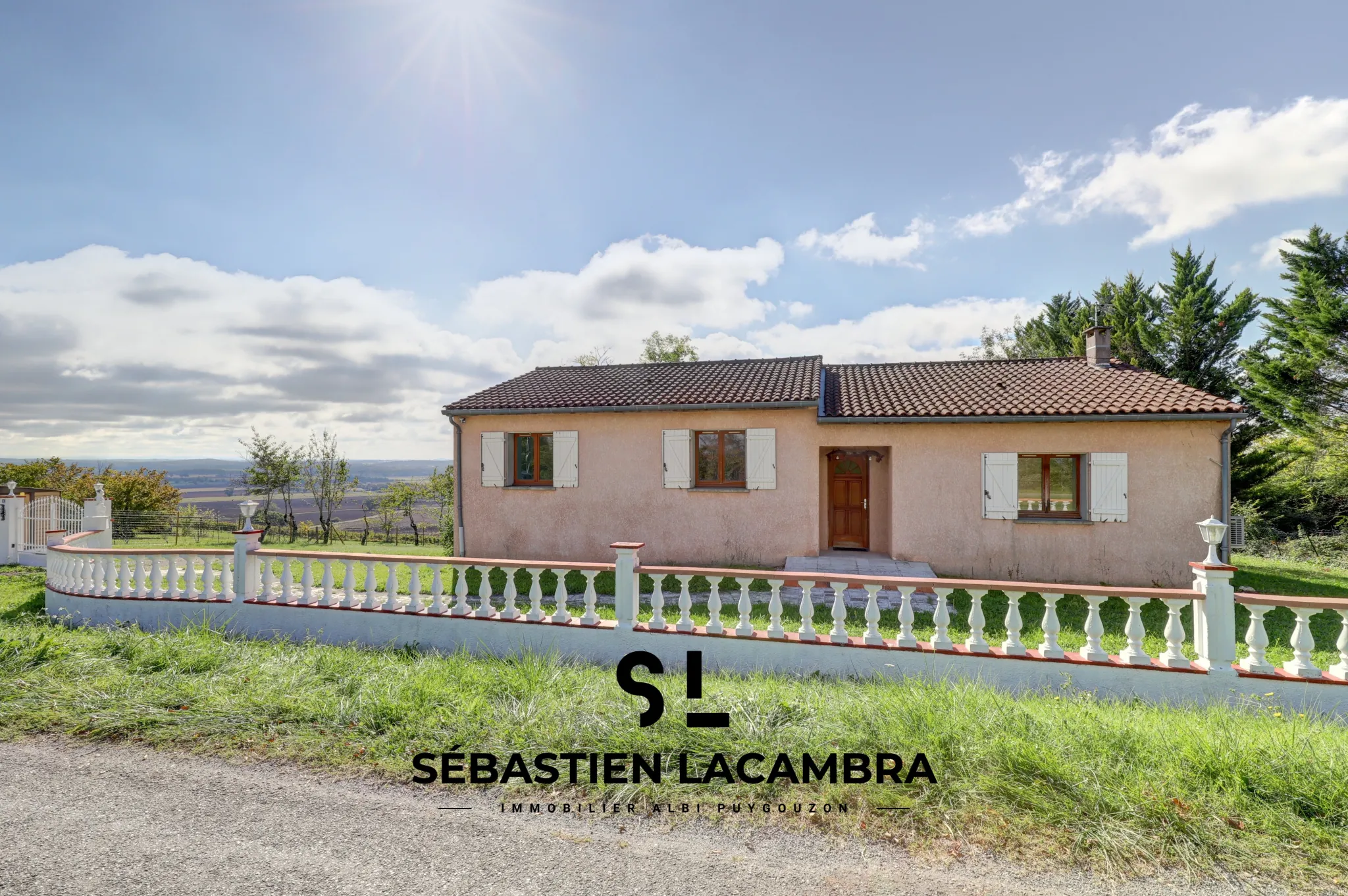 Maison familiale avec vue panoramique et terrain arboré à Senouillac 