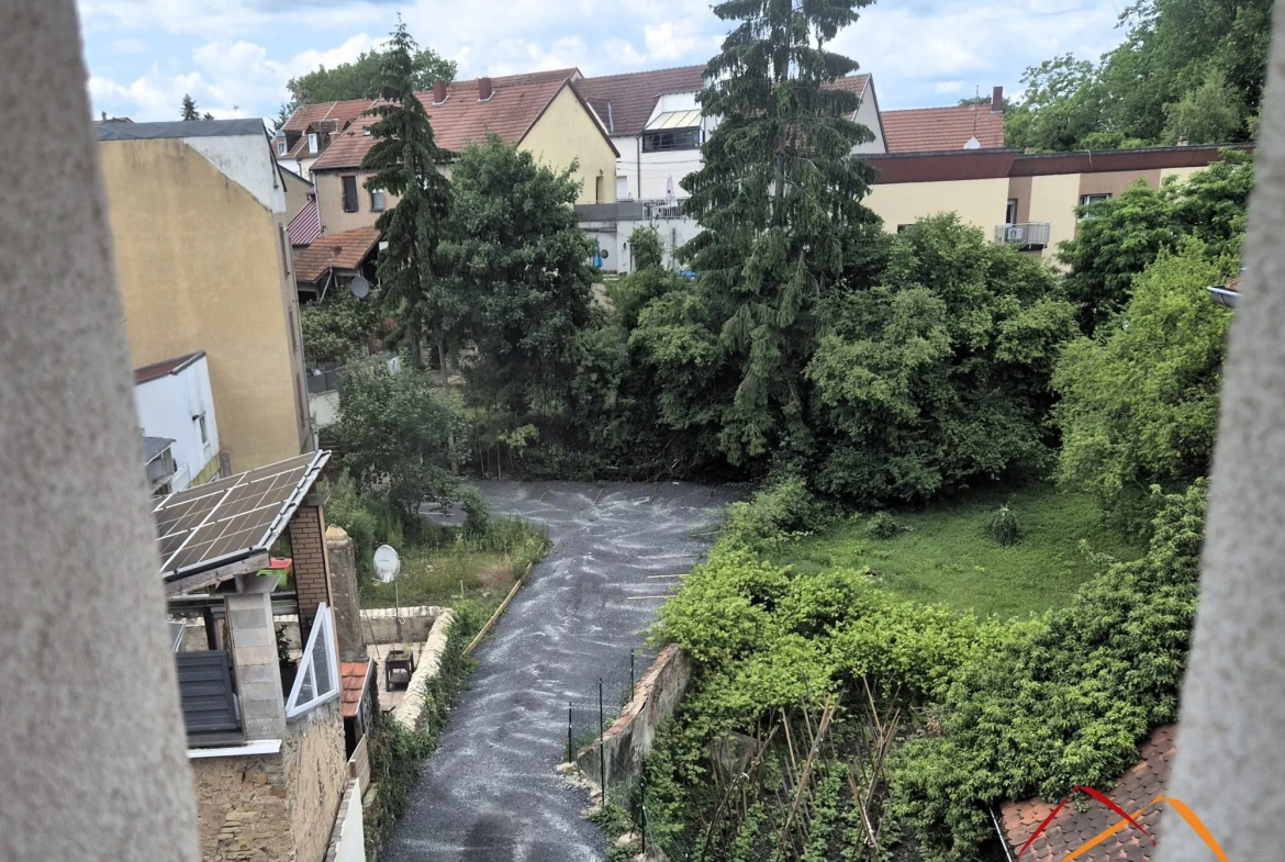 vue parking Appartement T2 rénové avec cave et parking à Sarreguemines - 41,18 m² 