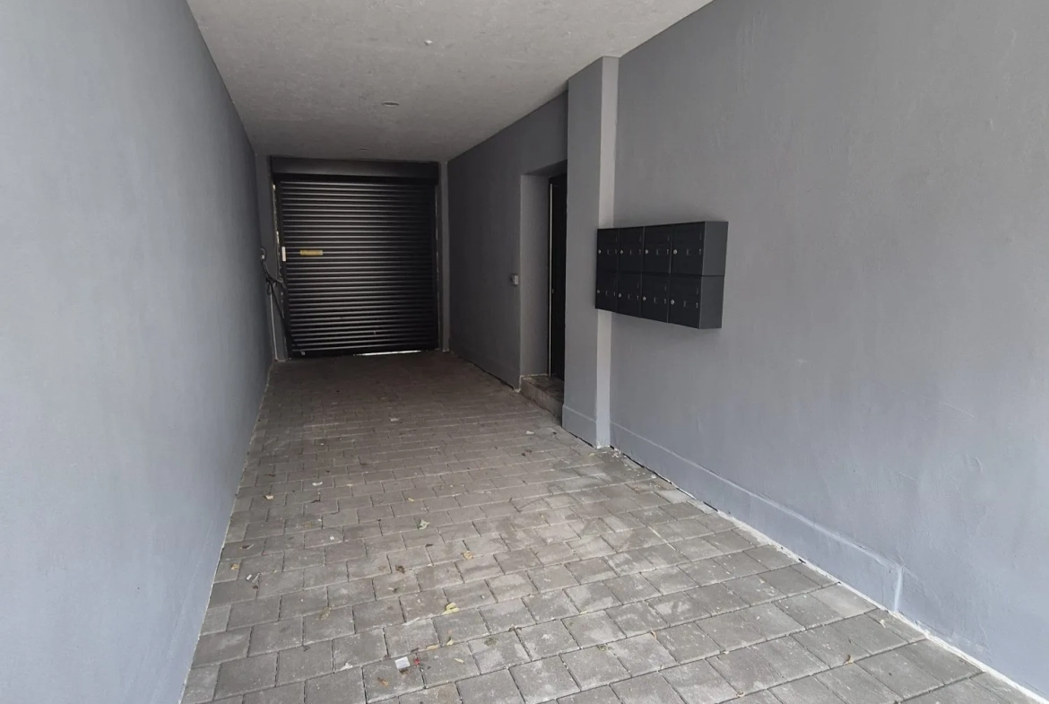 entrée avec badge et porte auto vers parking Appartement T2 rénové avec cave et parking à Sarreguemines - 41,18 m² 