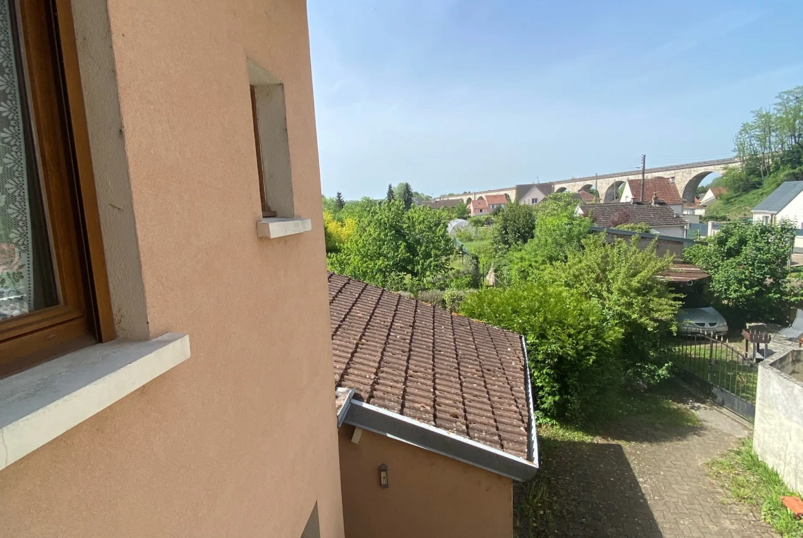 Charmante maison de ville à vendre à Gien avec jardin et balcon panoramique 