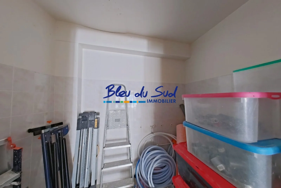 Pièce au fond du garage Grand appartement à rénover avec jardin et garage à Vernet-les-Bains - 180 m² 
