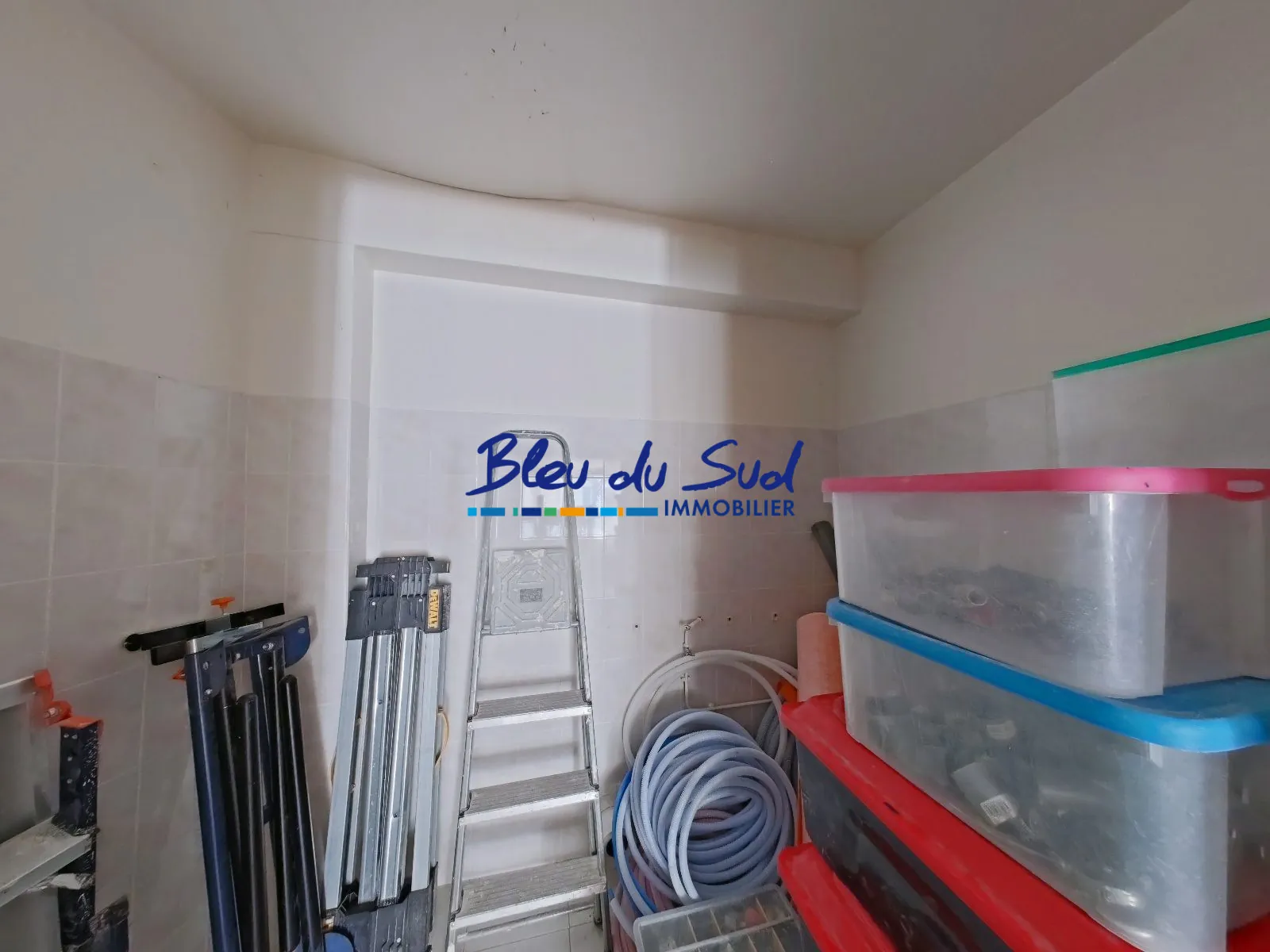 Pièce au fond du garage Grand appartement à rénover avec jardin et garage à Vernet-les-Bains - 180 m² 