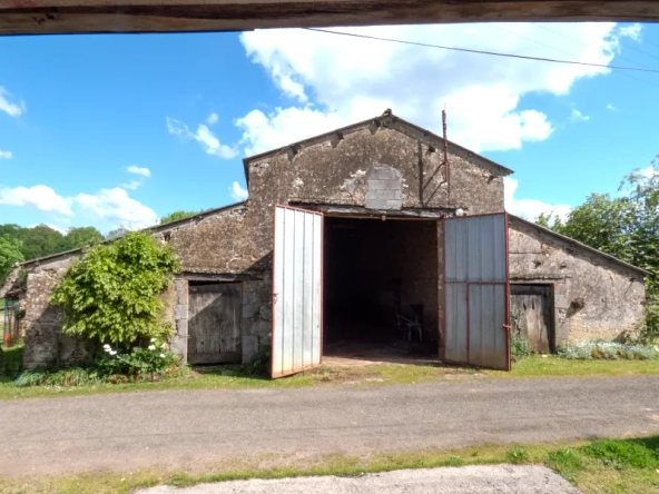 Grande grange à réhabiliter sur terrain de 2971 m² à Saint-Vincent-sur-Graon