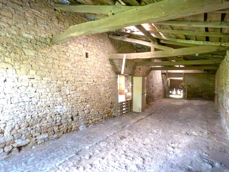 Grande grange à réhabiliter sur terrain de 2971 m² à Saint-Vincent-sur-Graon 