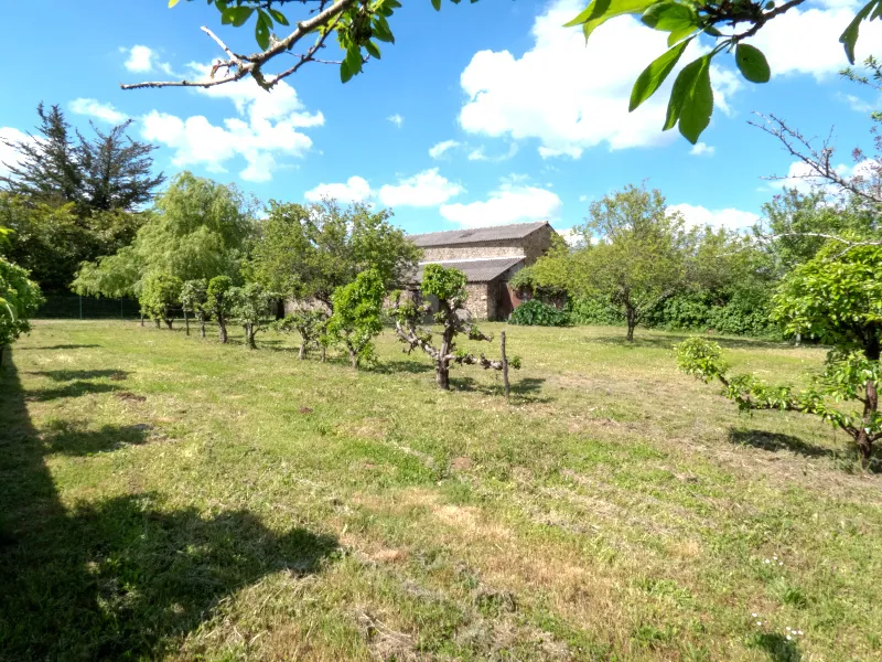 Grande grange à réhabiliter sur terrain de 2971 m² à Saint-Vincent-sur-Graon 