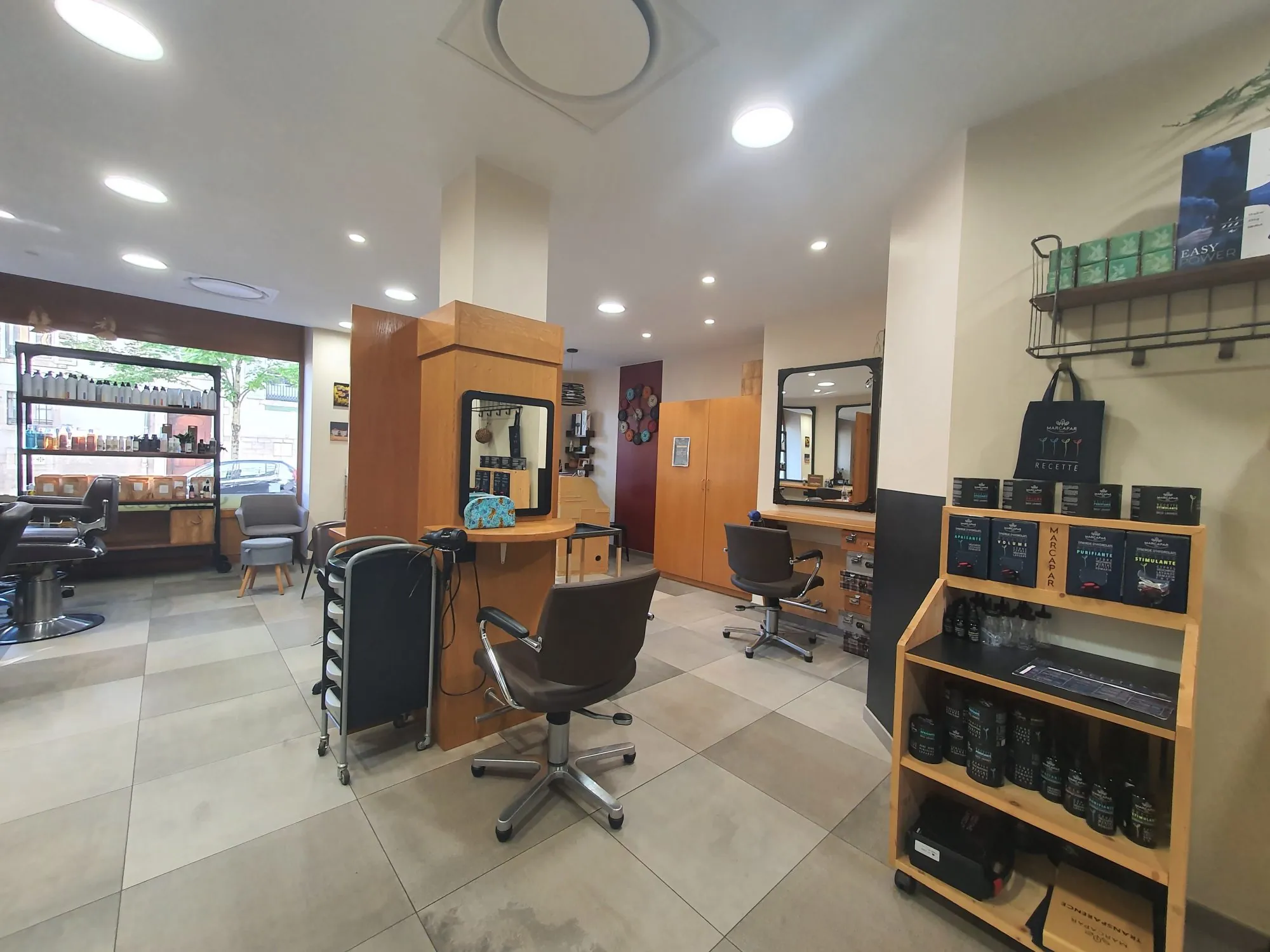 Fonds de commerce salon de coiffure bio à Dijon 55 m² 