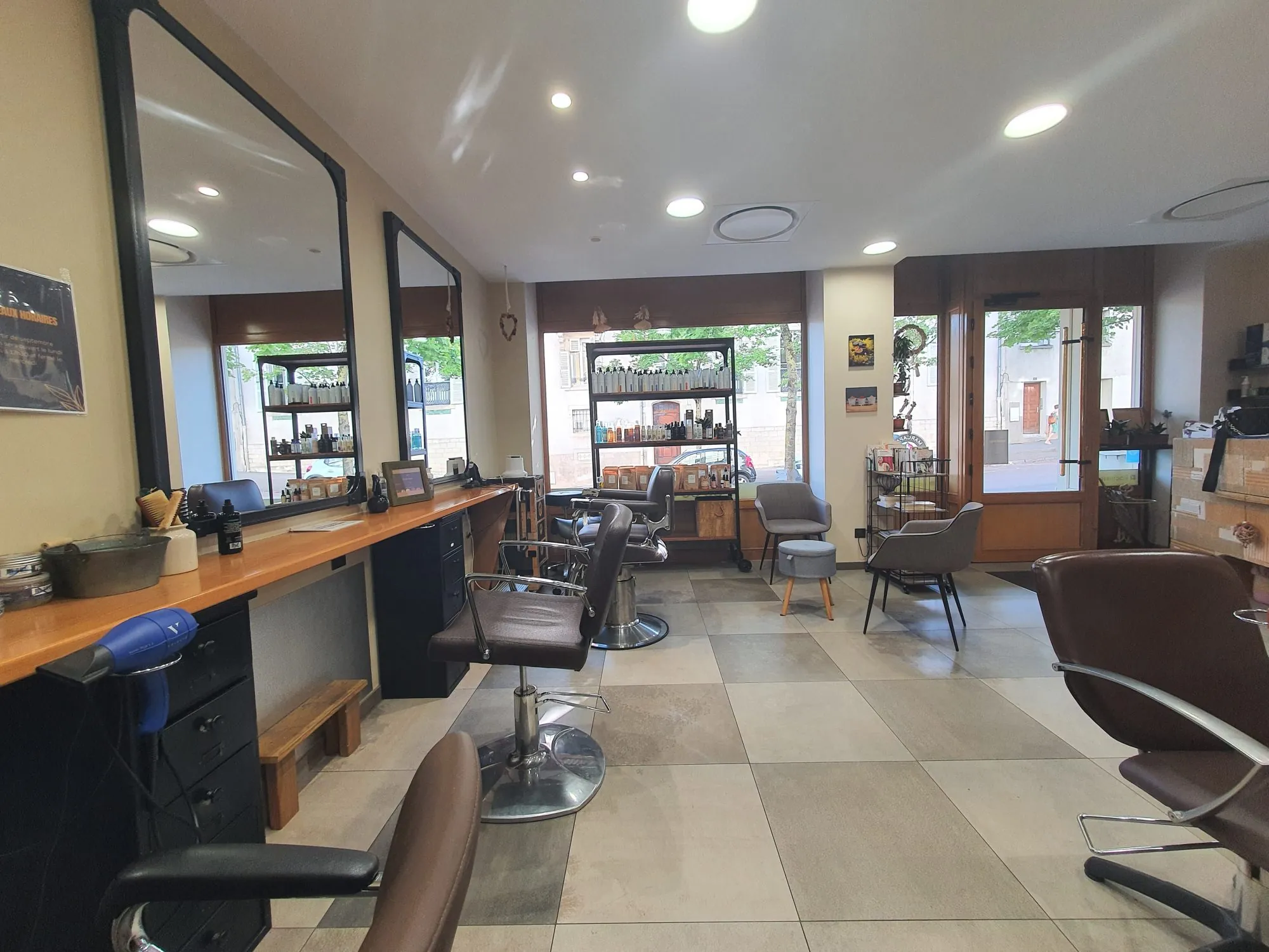 Fonds de commerce salon de coiffure bio à Dijon 55 m² 