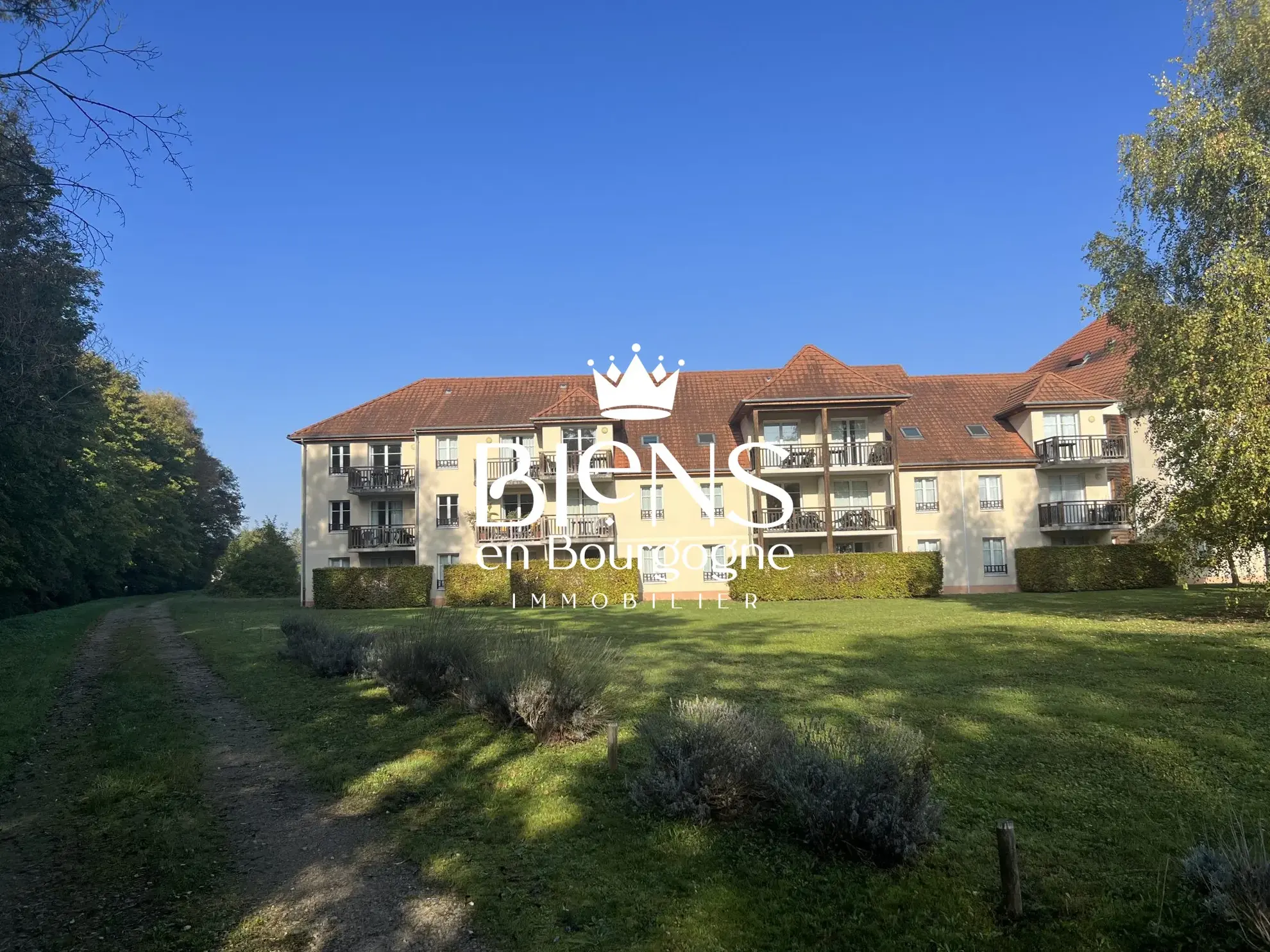Appartement 2 bis avec terrasse et piscine dans résidence touristique près de Beaune 