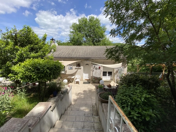 Maison à vendre à Trébas avec grande terrasse et terrain de 3000 m²