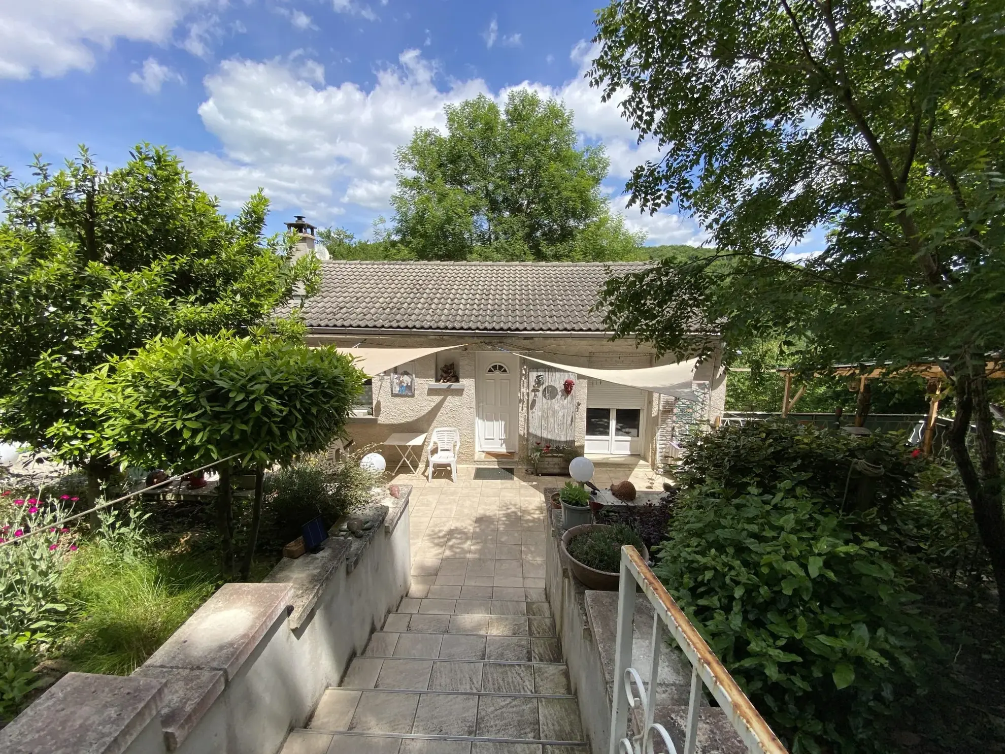 Maison à vendre à Trébas avec grande terrasse et terrain de 3000 m² 