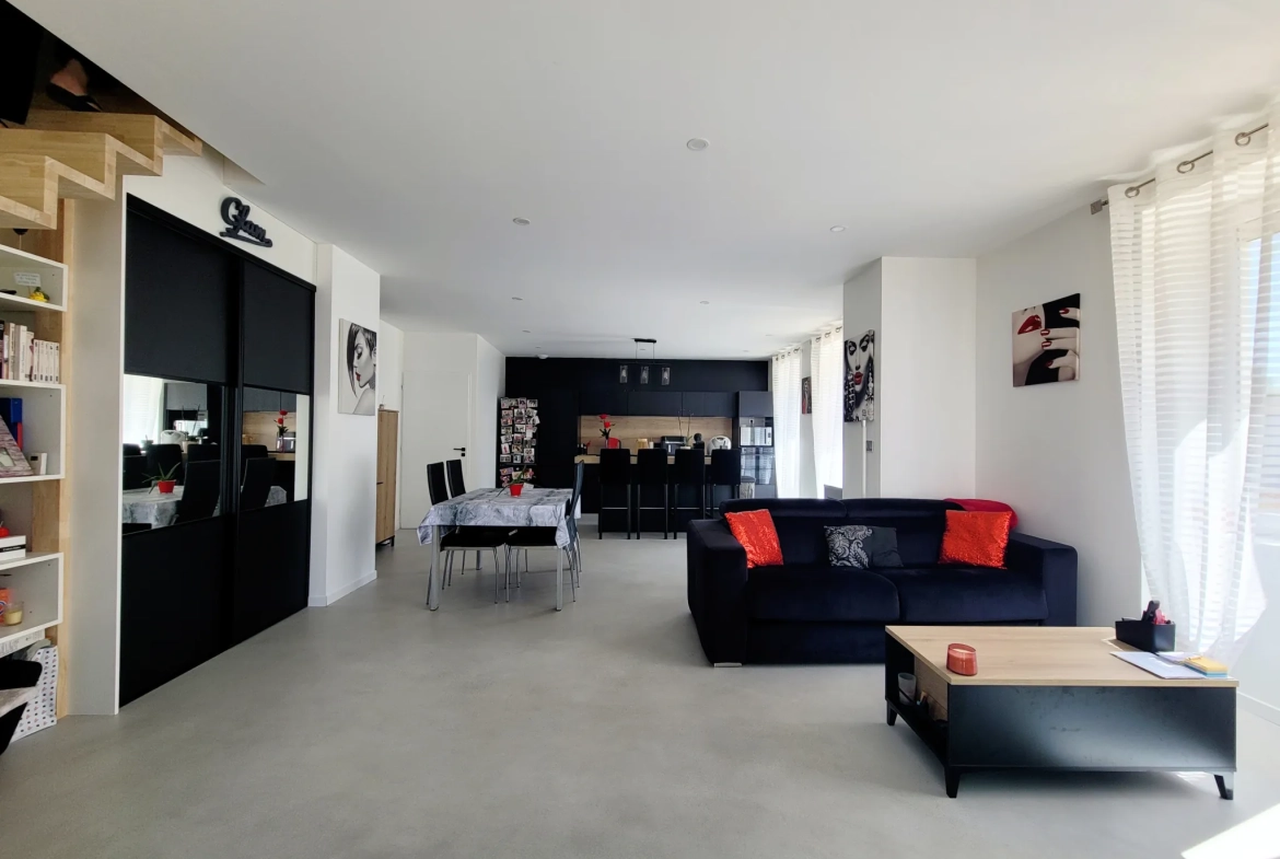 Appartement duplex rénové de 98 m² avec terrasse à Misérieux 