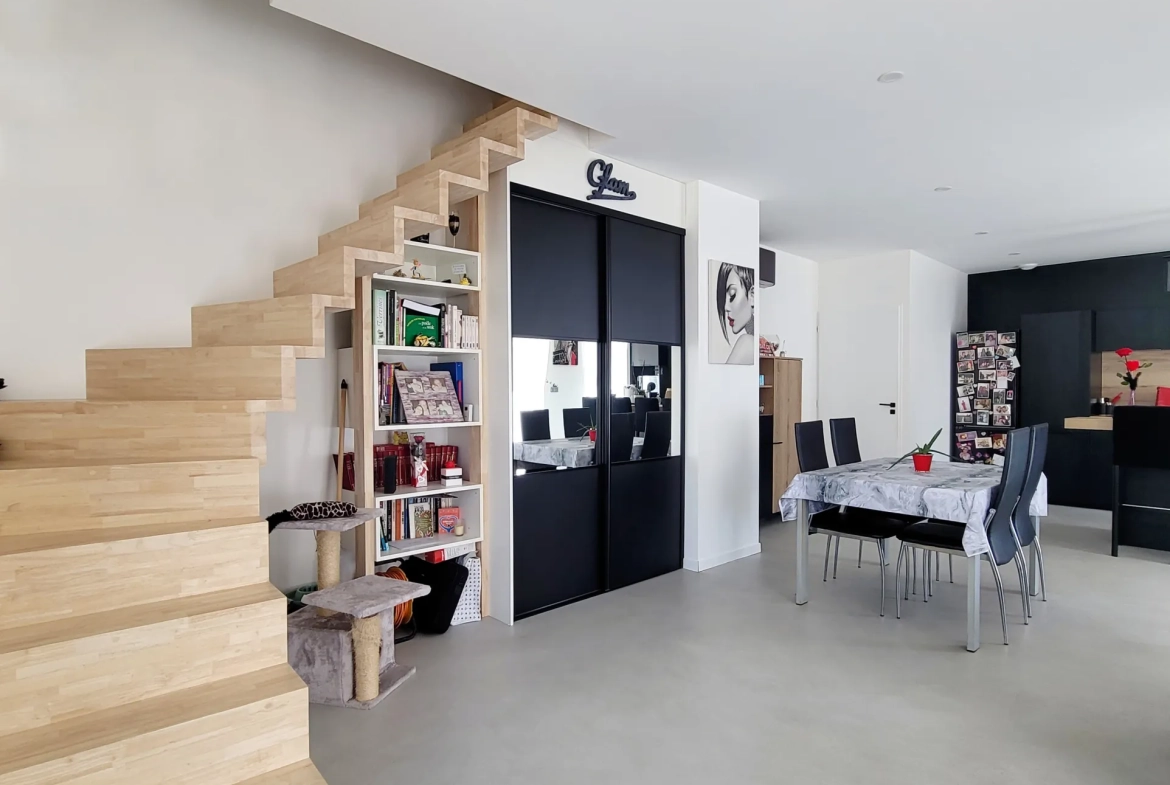 Appartement duplex rénové de 98 m² avec terrasse à Misérieux 