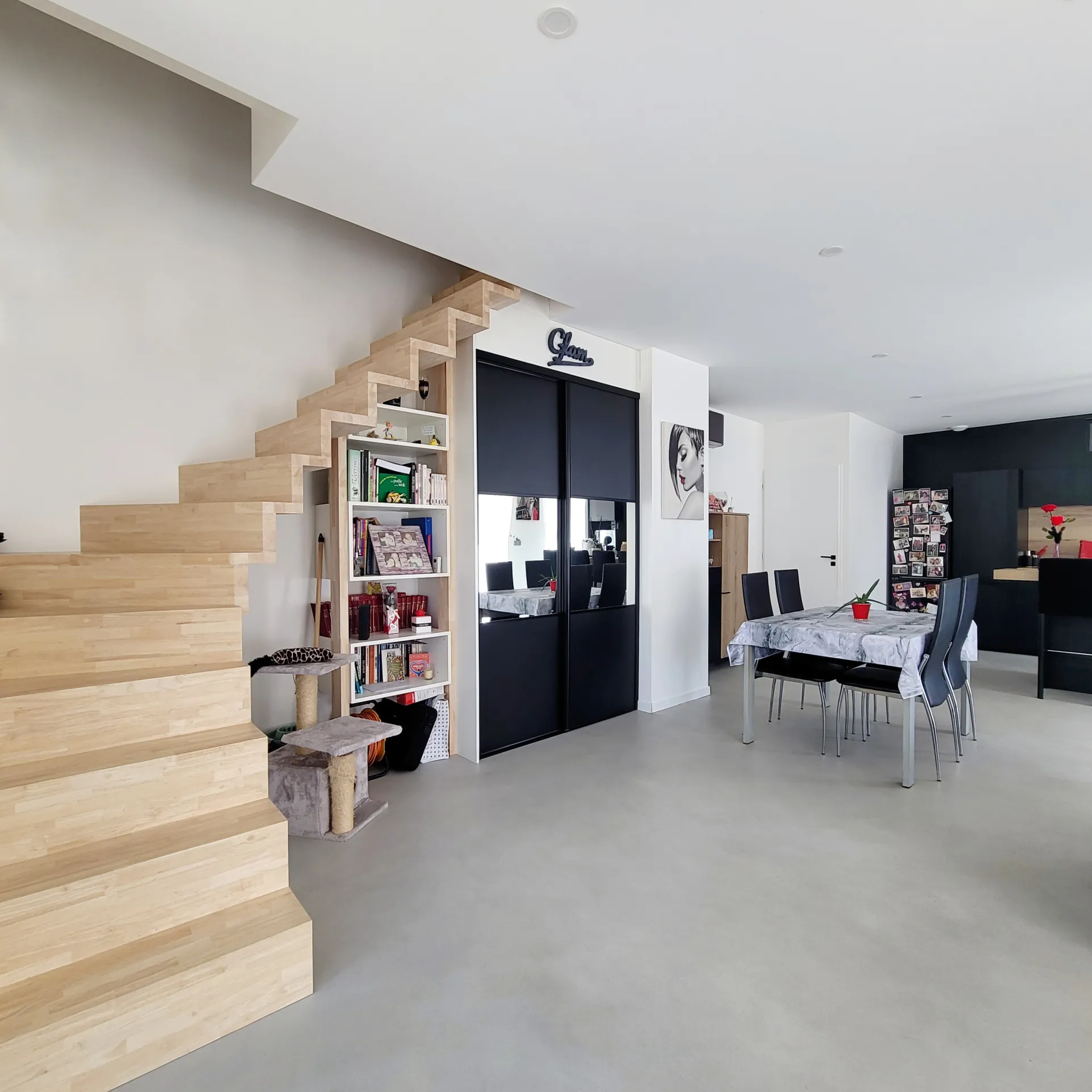 Appartement duplex rénové de 98 m² avec terrasse à Misérieux 
