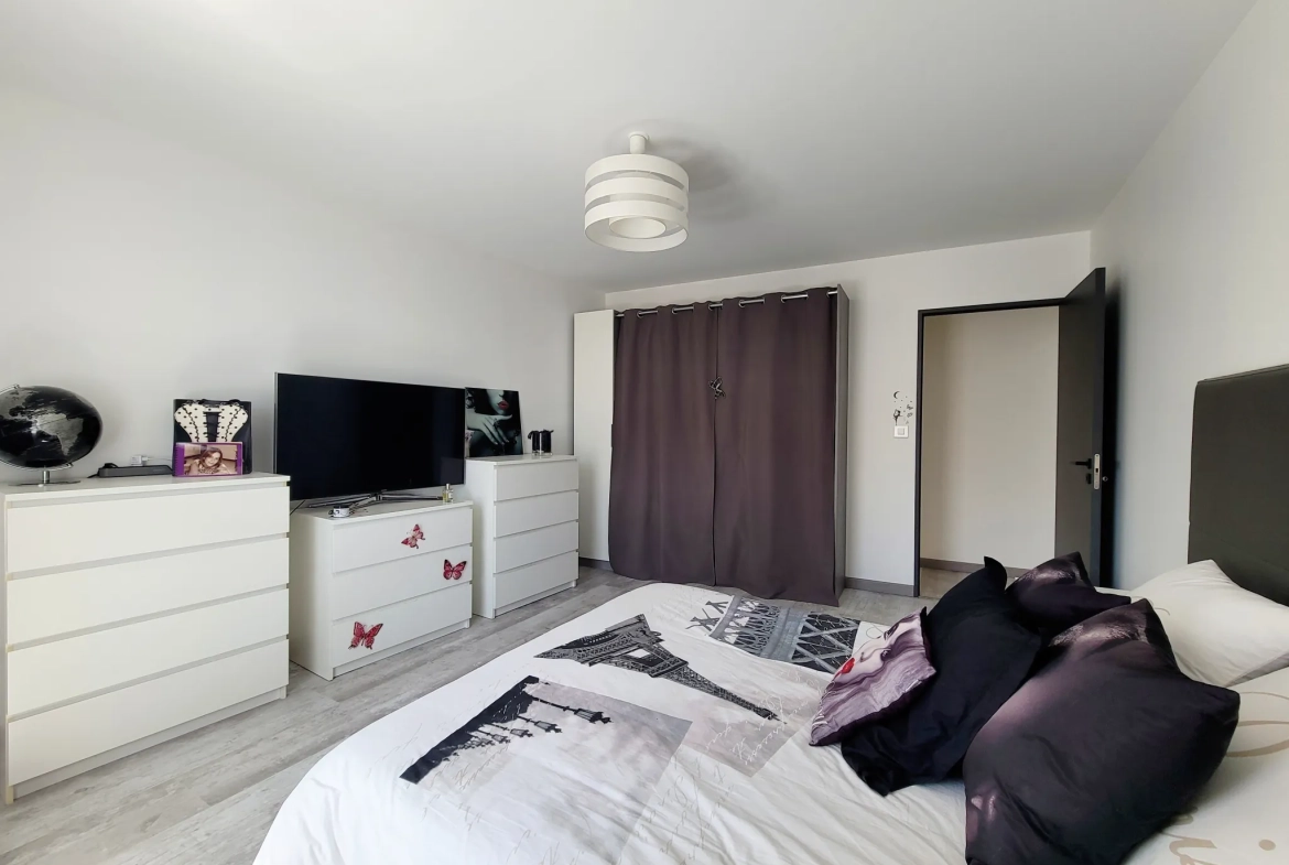 Appartement duplex rénové de 98 m² avec terrasse à Misérieux 
