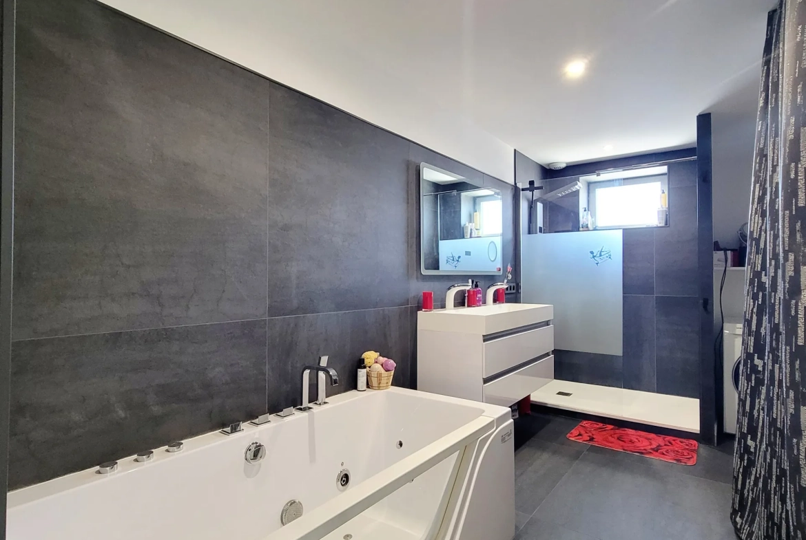 Appartement duplex rénové de 98 m² avec terrasse à Misérieux 