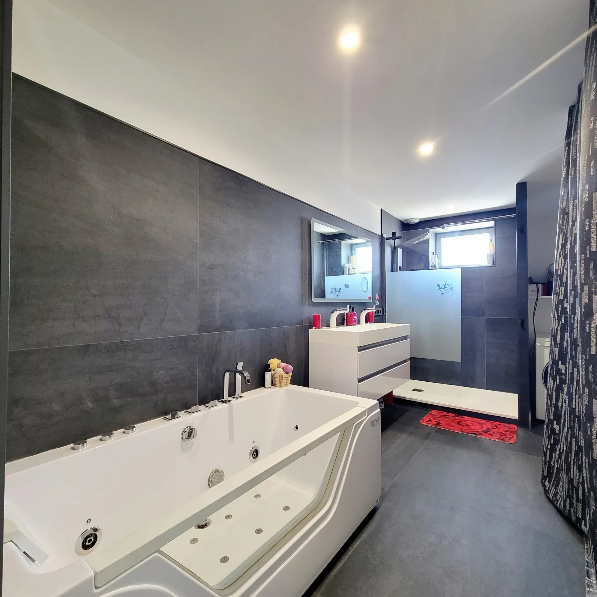 Appartement duplex rénové de 98 m² avec terrasse à Misérieux 