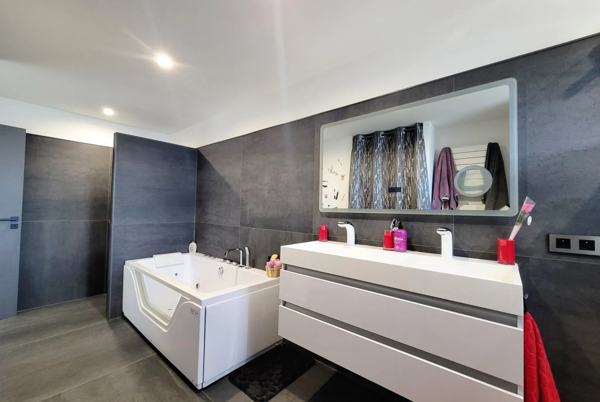 Appartement duplex rénové de 98 m² avec terrasse à Misérieux 