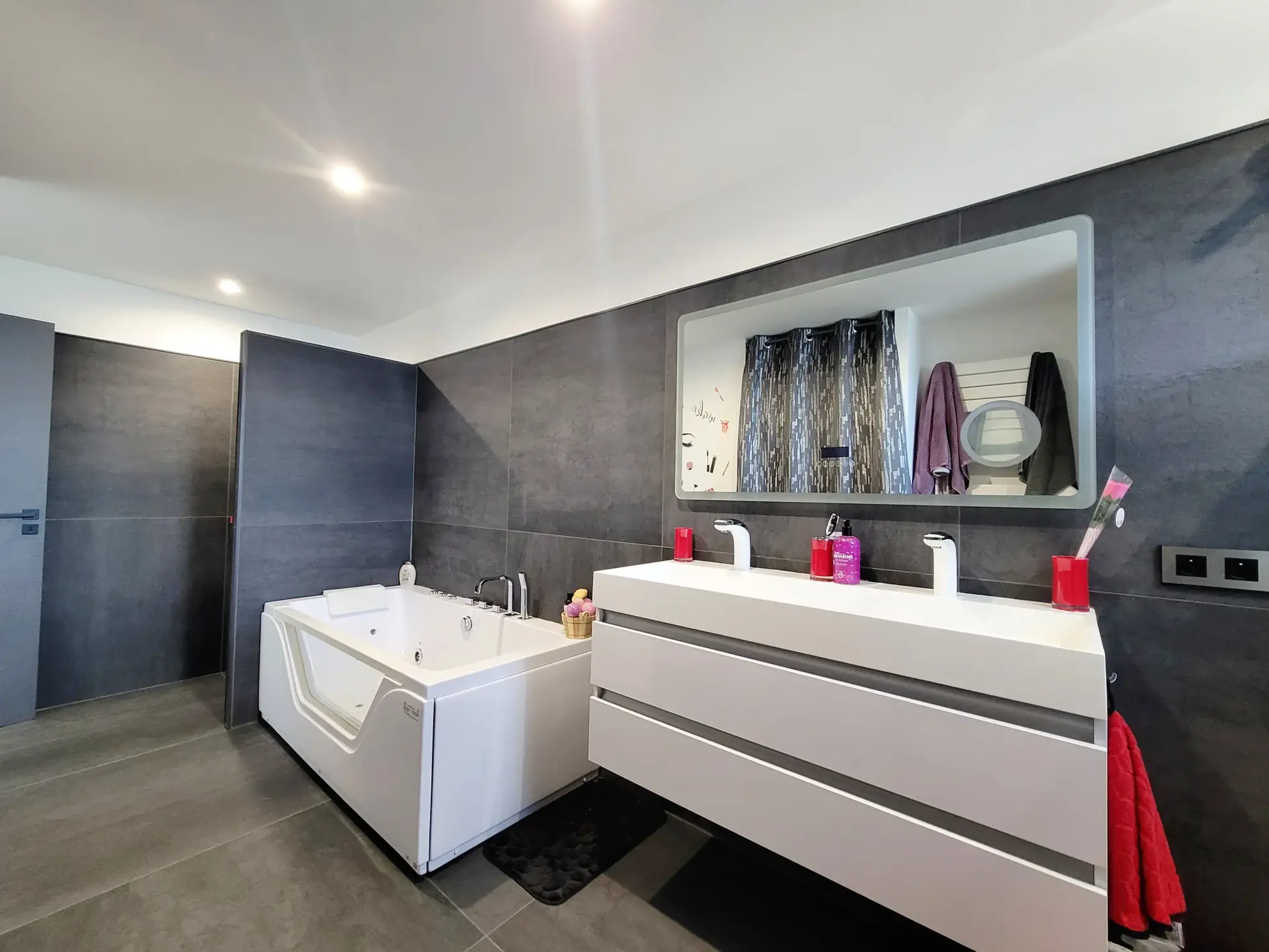 Appartement duplex rénové de 98 m² avec terrasse à Misérieux 
