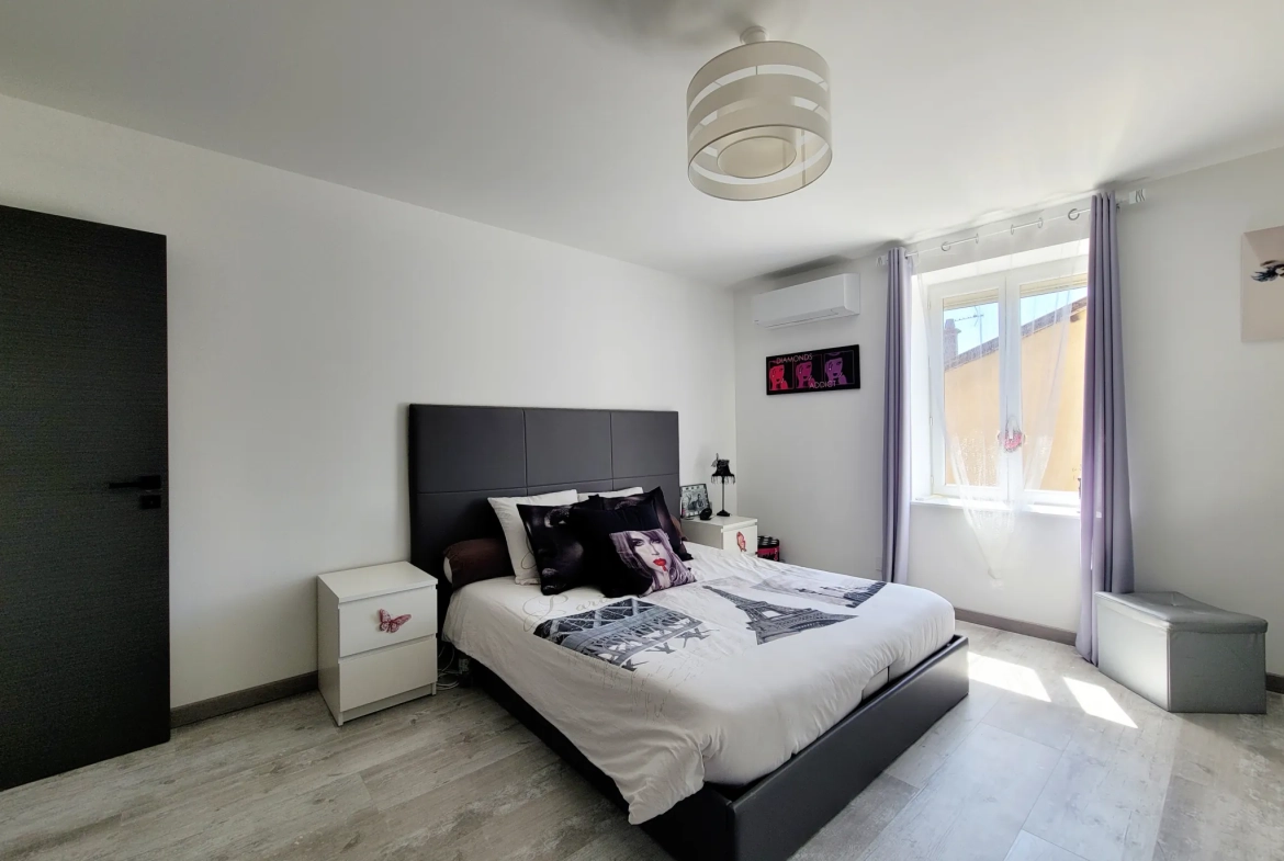 Appartement duplex rénové de 98 m² avec terrasse à Misérieux 