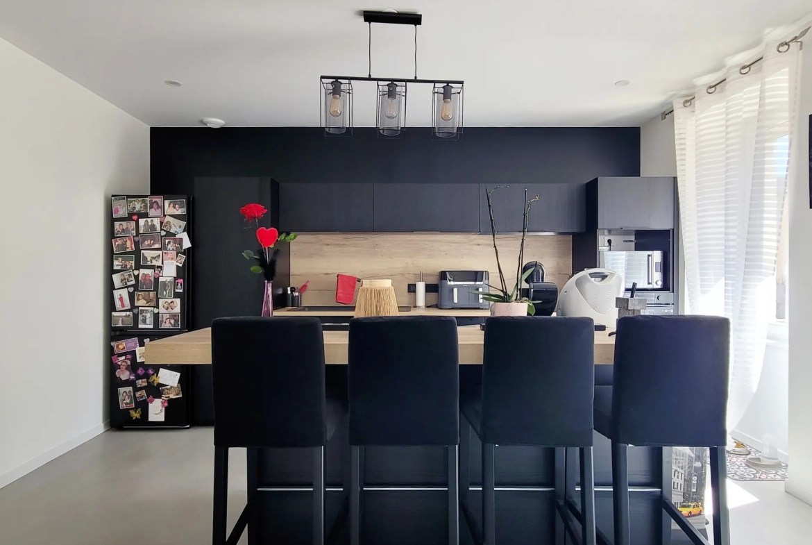 Appartement duplex rénové de 98 m² avec terrasse à Misérieux 