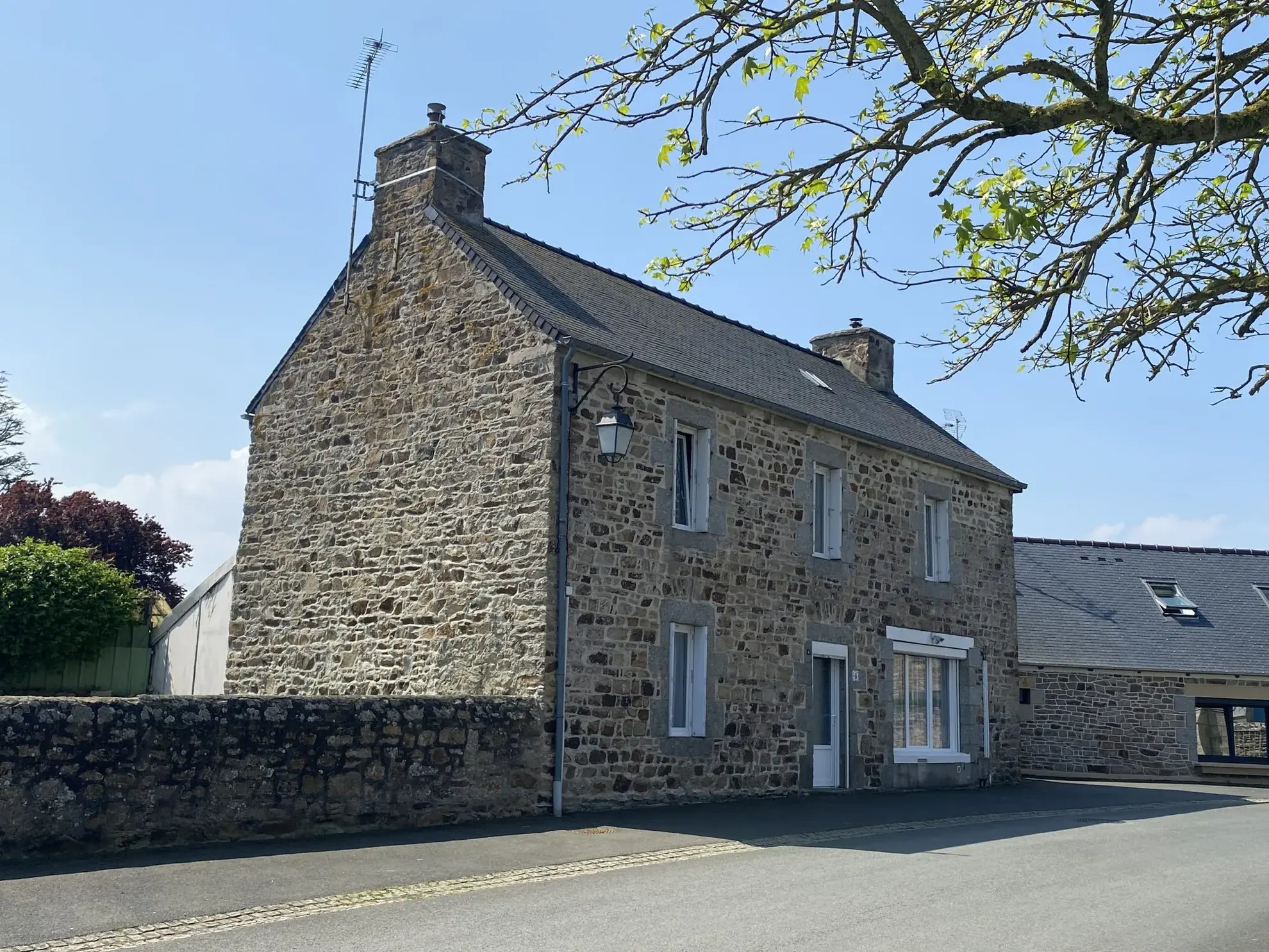 Maison en pierre avec jardin clos et potentiel de rénovation à Plouec-du-Trieux 