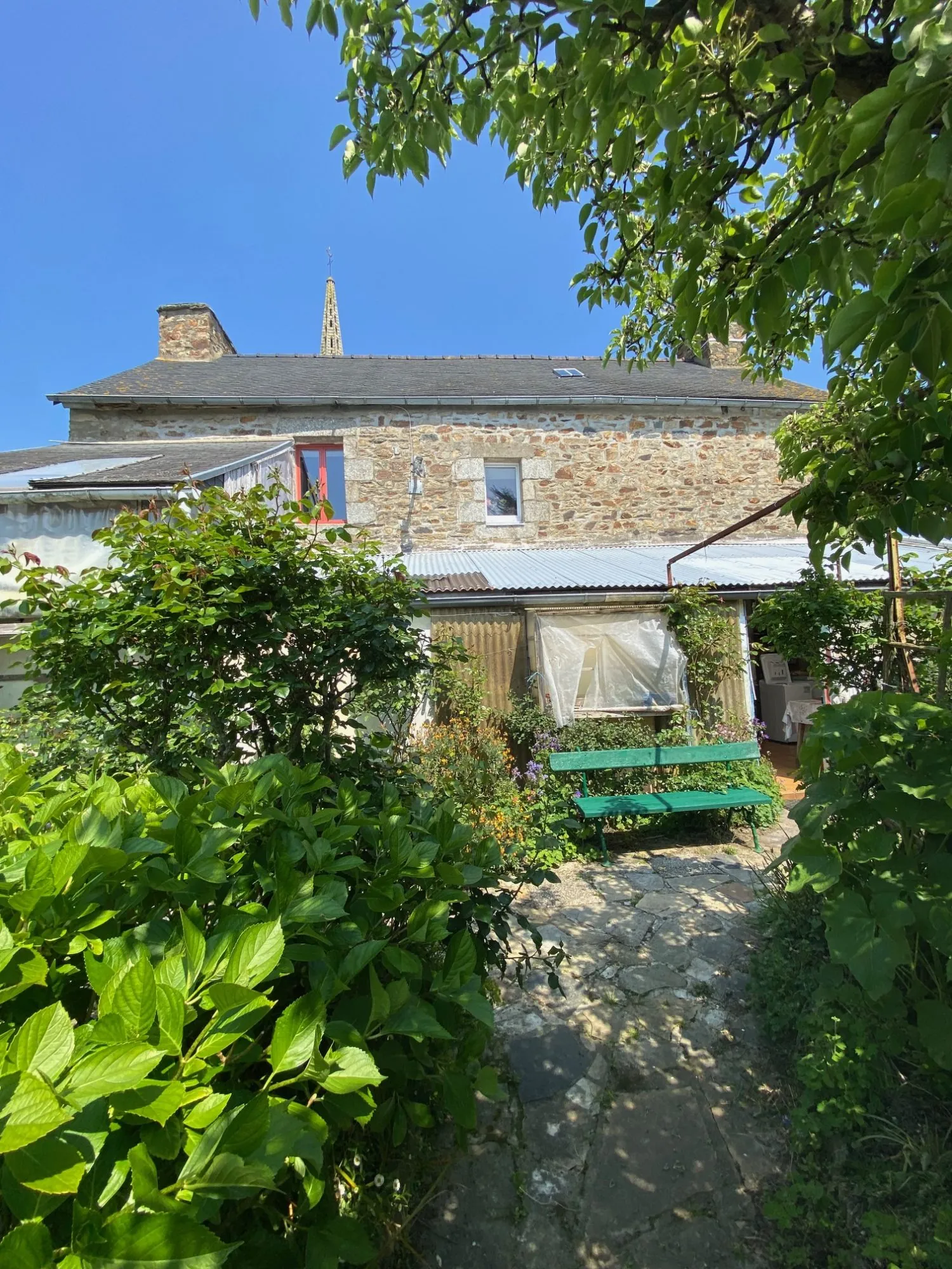 Maison en pierre avec jardin clos et potentiel de rénovation à Plouec-du-Trieux 