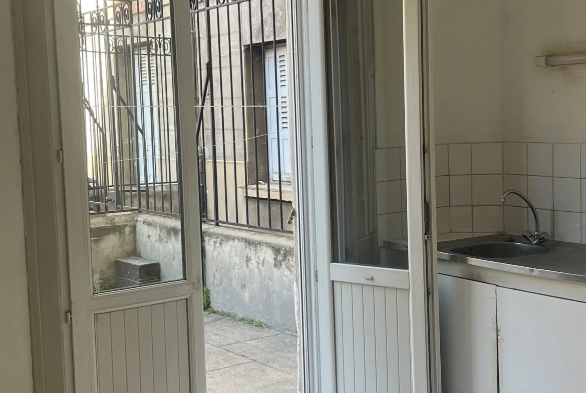 Appartement T1 de 30 m² au centre-ville de Saint-Etienne avec ascenseur et cave 