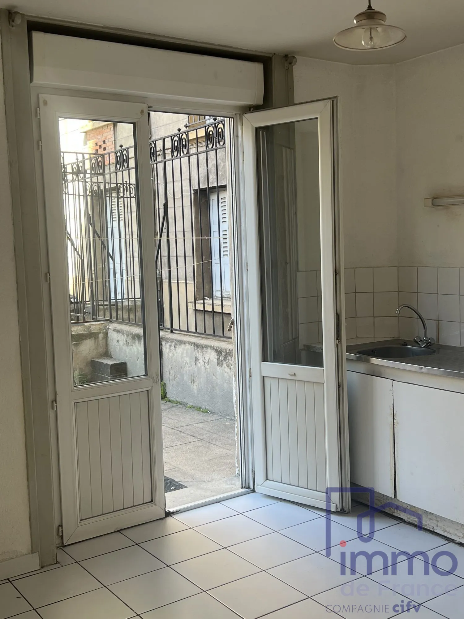 Appartement T1 de 30 m² au centre-ville de Saint-Etienne avec ascenseur et cave 