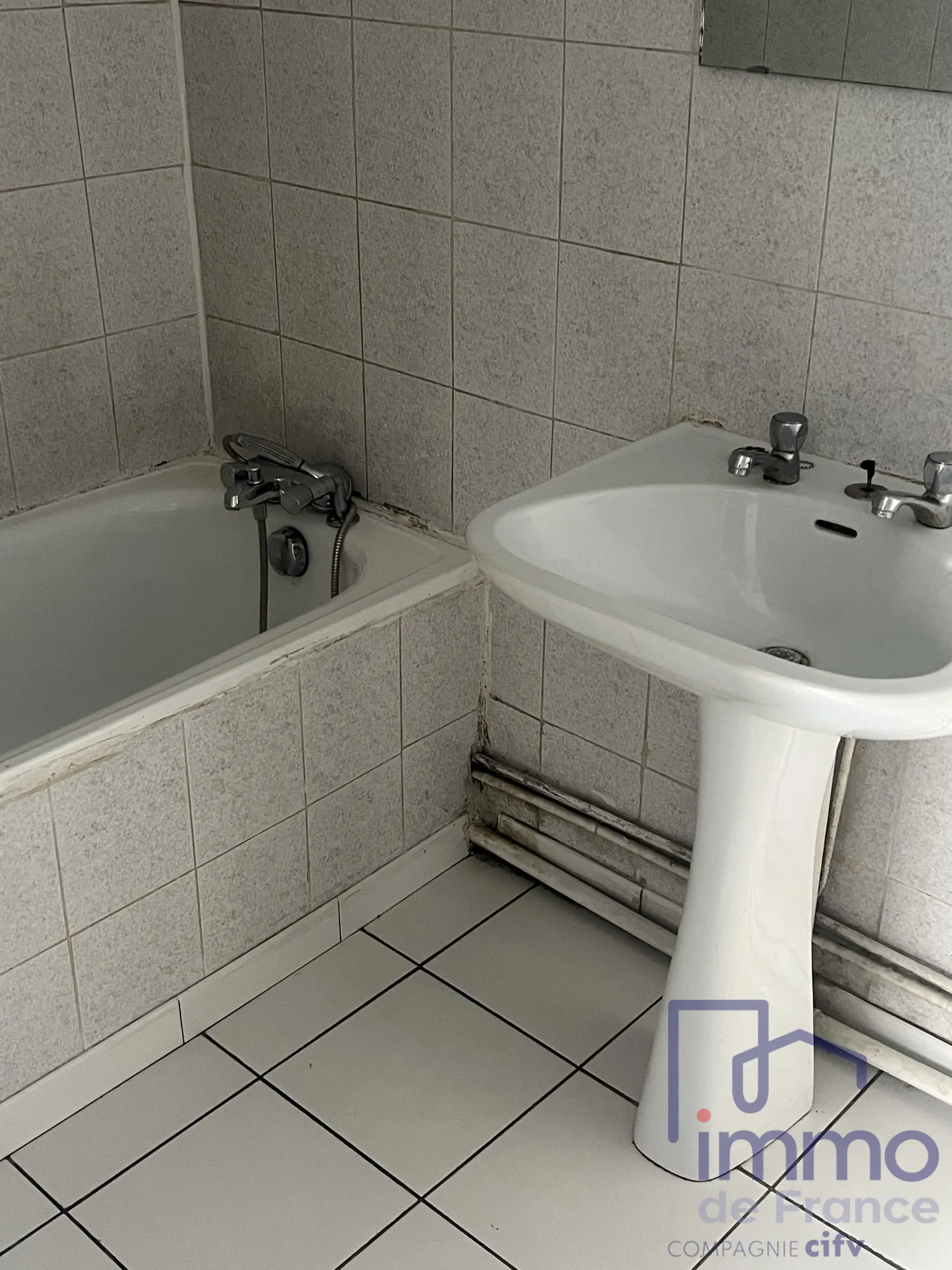 Appartement T1 de 30 m² au centre-ville de Saint-Etienne avec ascenseur et cave 