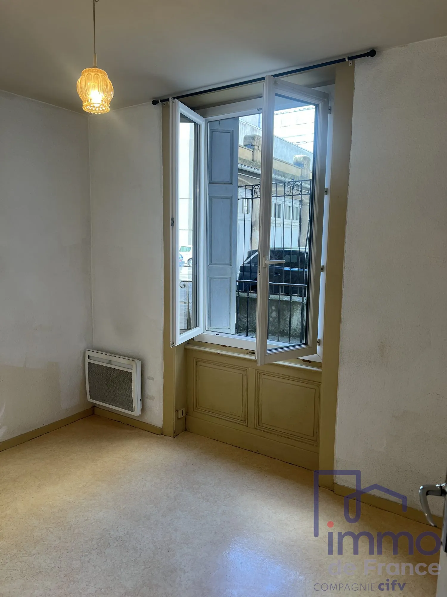 Appartement T1 de 30 m² au centre-ville de Saint-Etienne avec ascenseur et cave 