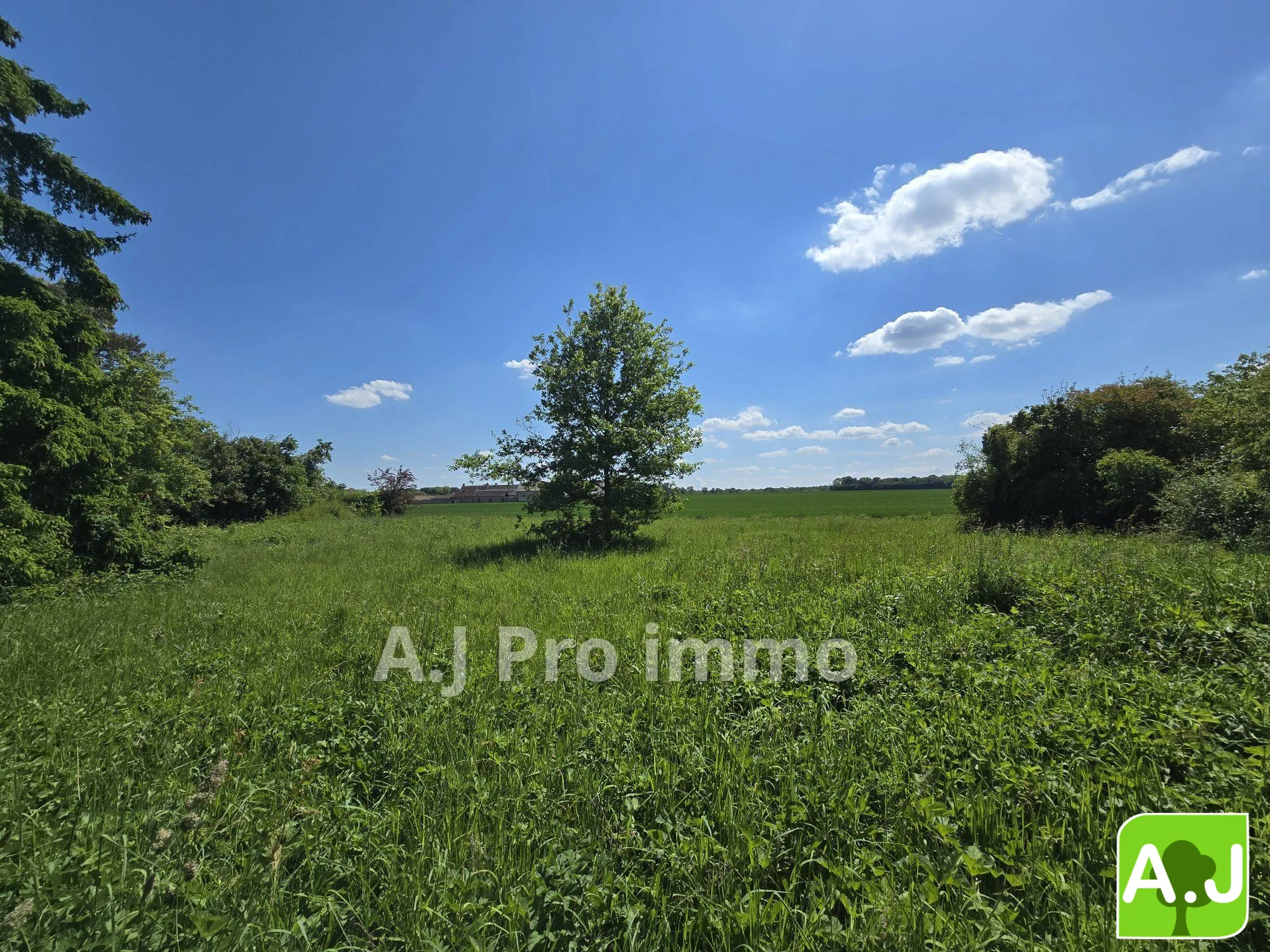 Terrain à bâtir de 1558 m² à Ezy-sur-Eure – Vue campagne, calme et ensoleillé 