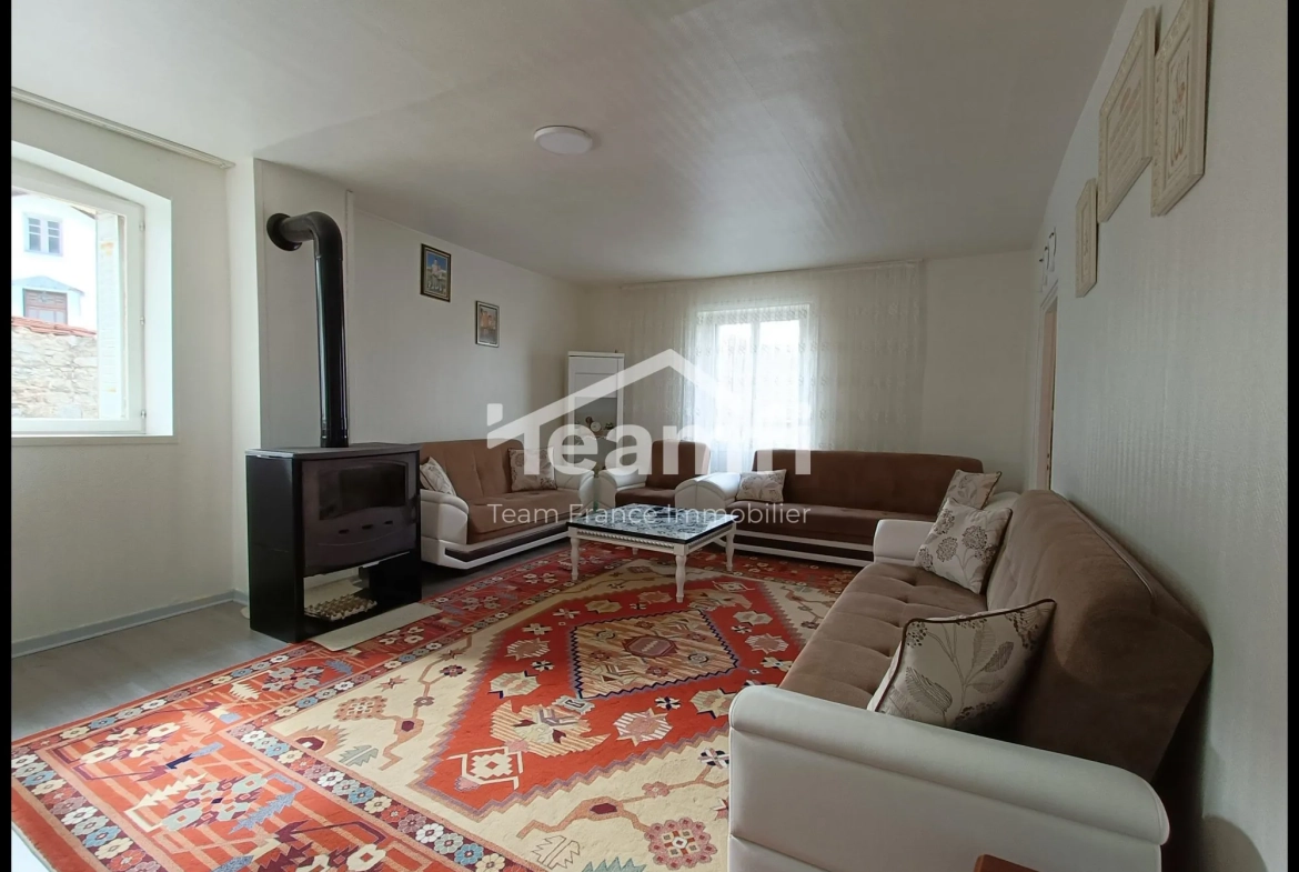 Immeuble rénové de 158 m² à Thiers, proche Vallée des Rouets 