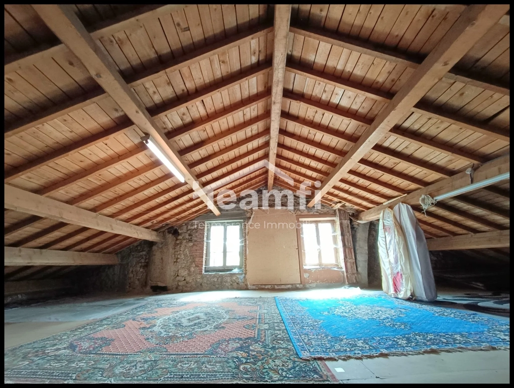 Immeuble rénové de 158 m² à Thiers, proche Vallée des Rouets