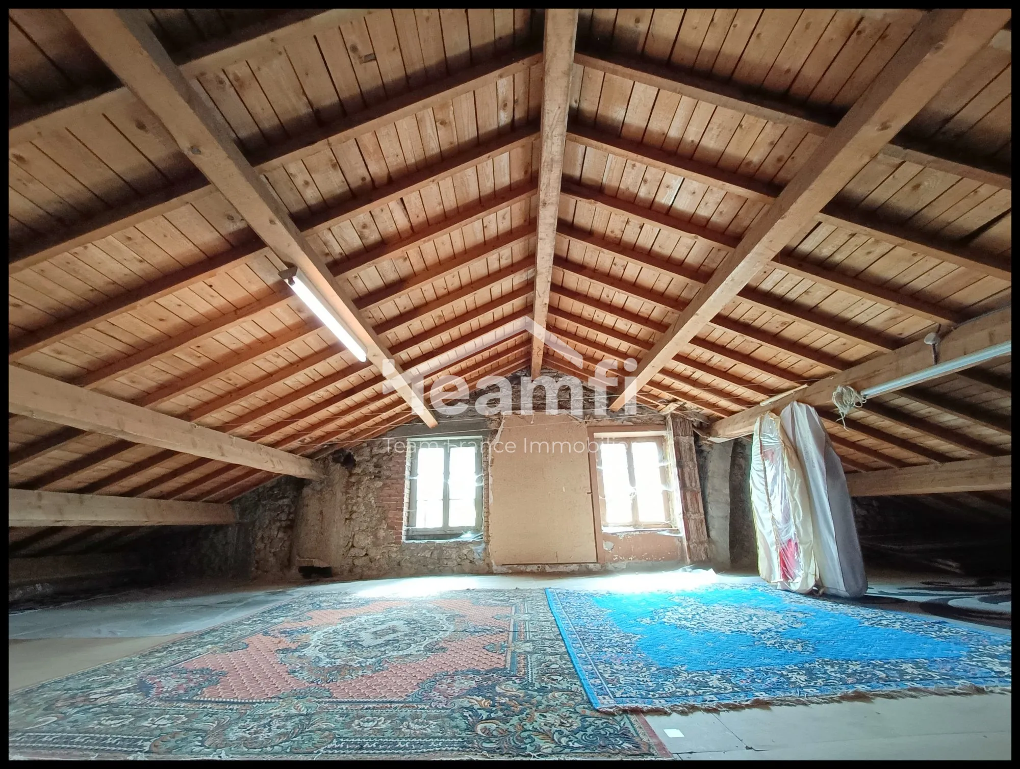 Immeuble rénové de 158 m² à Thiers, proche Vallée des Rouets 