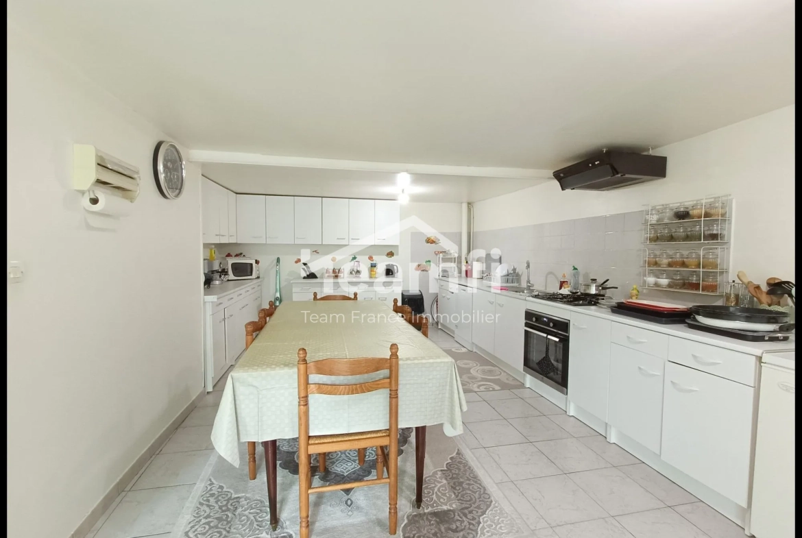Immeuble rénové de 158 m² à Thiers, proche Vallée des Rouets 