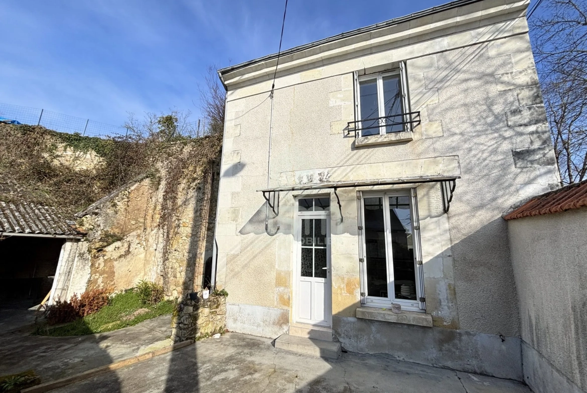 Maison rénovée à Sainte-Maure-de-Touraine avec vue dégagée et grand terrain 