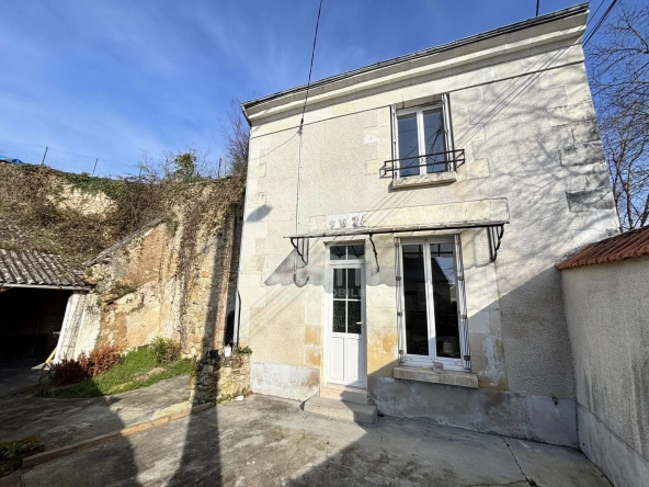 Maison rénovée à Sainte-Maure-de-Touraine avec vue dégagée et grand terrain