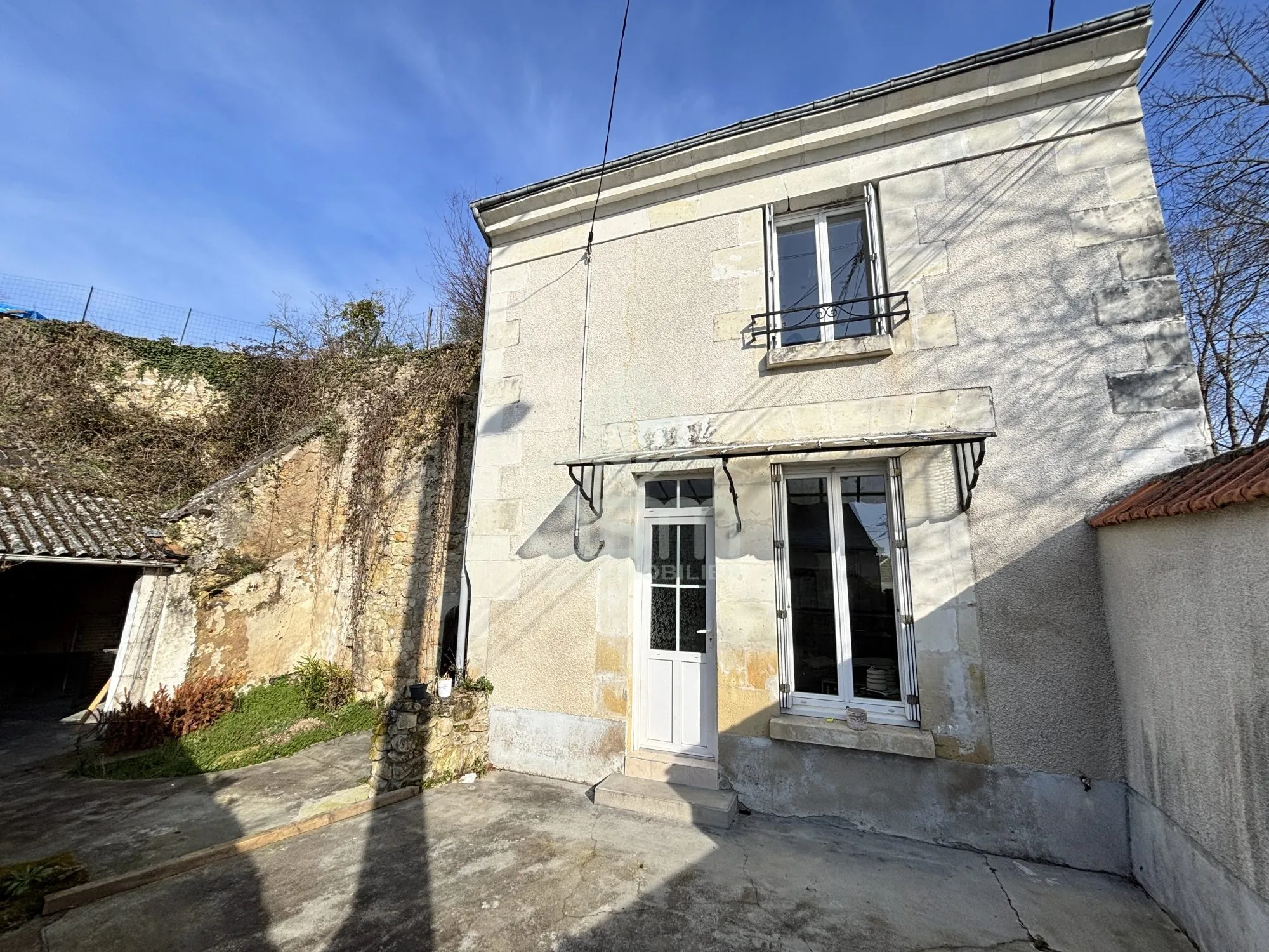 Maison rénovée à Sainte-Maure-de-Touraine avec vue dégagée et grand terrain 